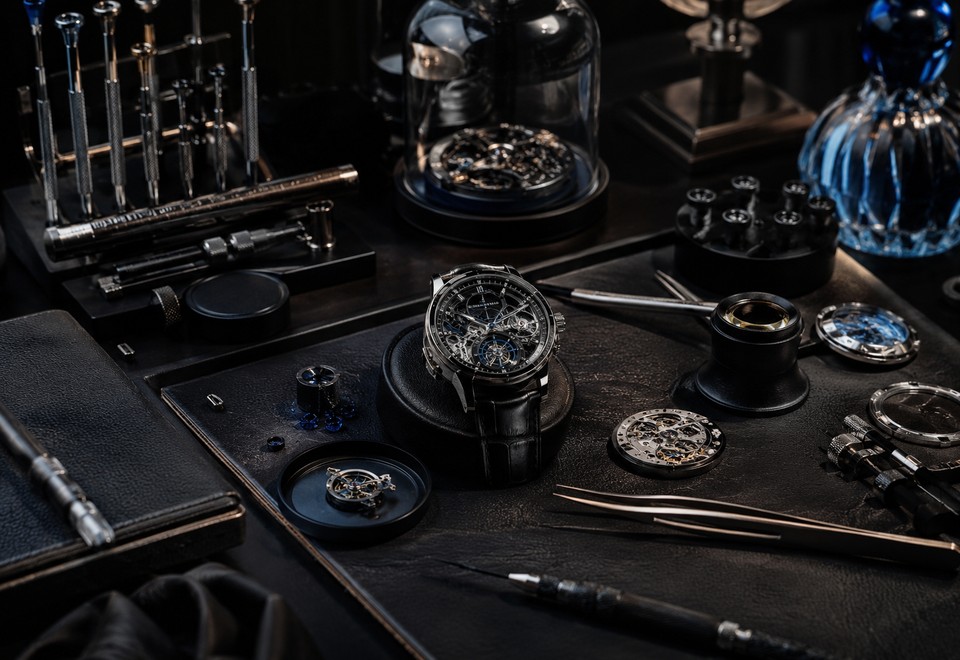Illustration eines Uhrmacherateliers mit Werkzeugen, Prüfprotokoll und mechanischer Uhr